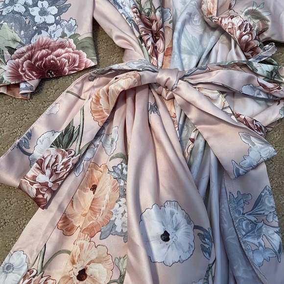 Satin floral robe - Picture 2 of 4